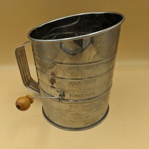Flour Sifter Metal With 5 Cups Measurements On Side And Handle Pre-owned
